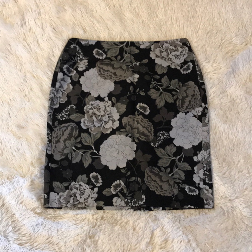 Grey tone floral pencil skirt.